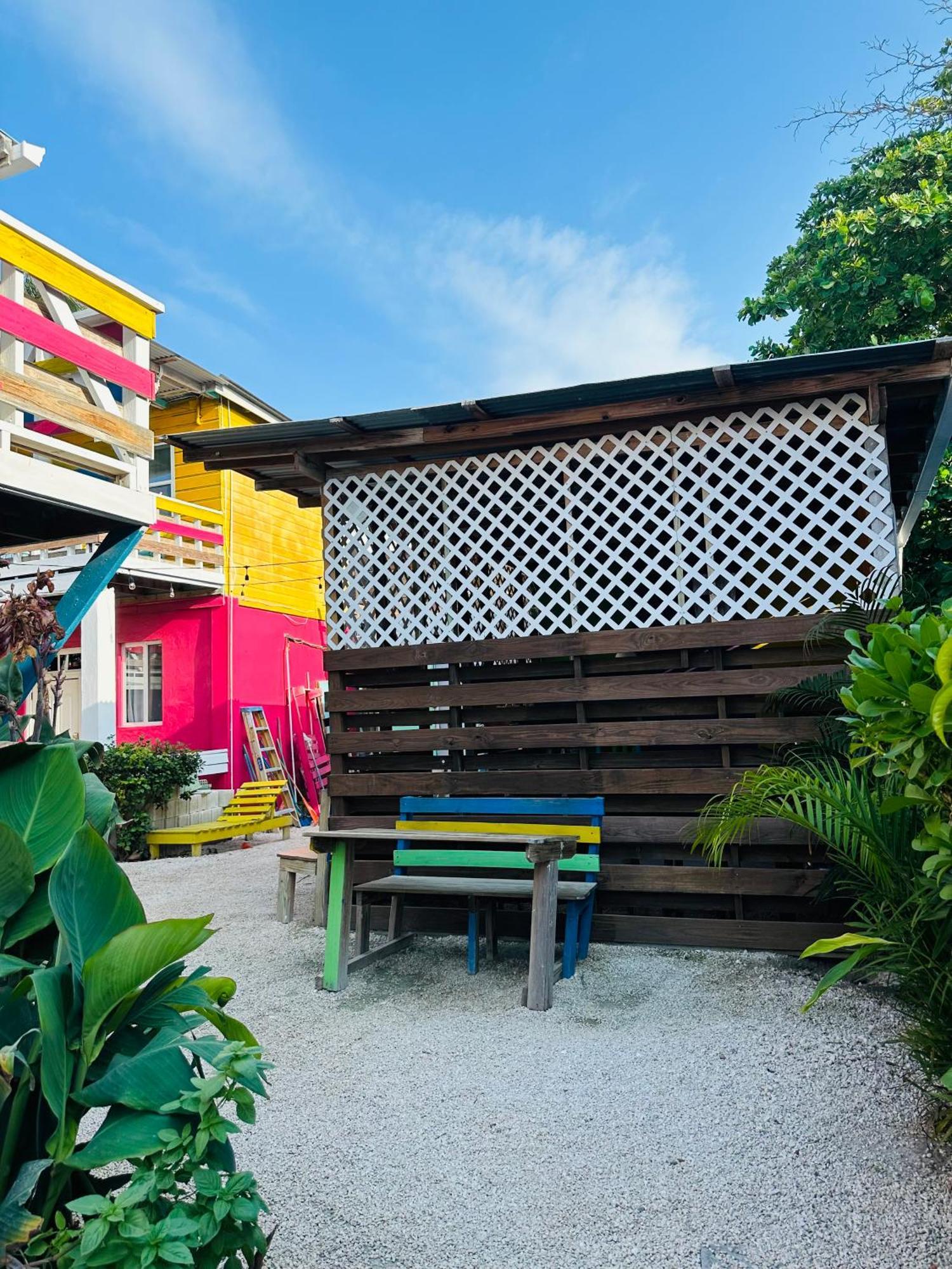 Go Slow Guesthouse Caye Caulker Eksteriør bilde
